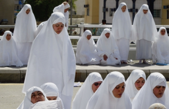 Saudi Arabia Announces Umrah Dress Code for Women