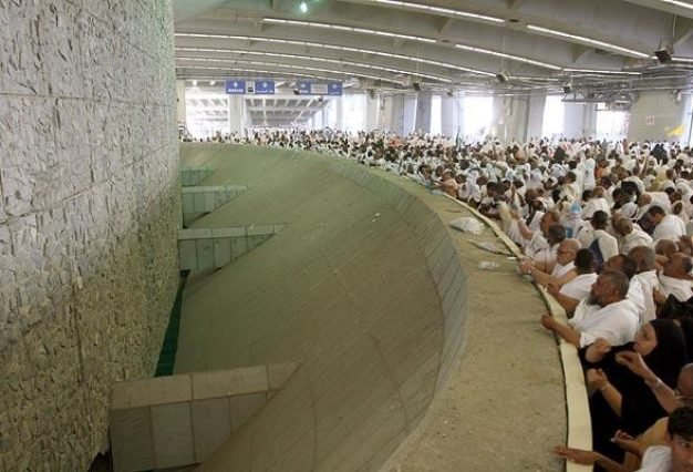 Hajj-Pelting-Pilgrims