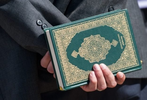 Hold-Quran.jpg
