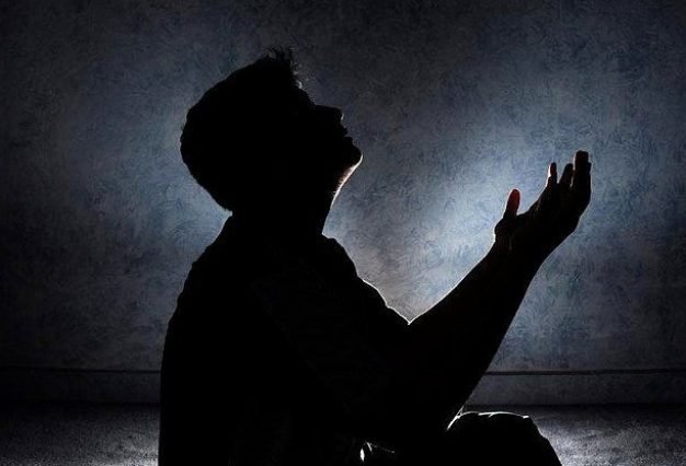 Muslim-Passionately-Praying