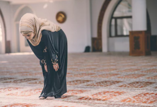 Muslim-woman-bowing-masjid