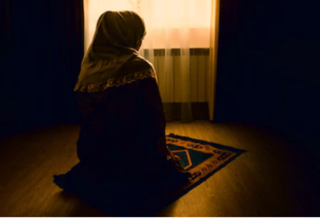 Muslim-woman-praying-at-home