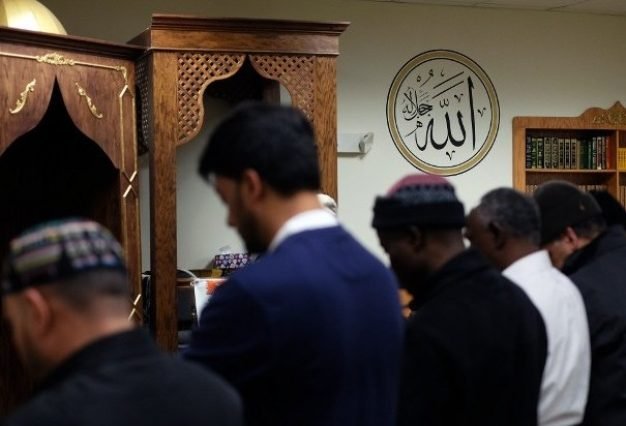 New-Muslim-praying