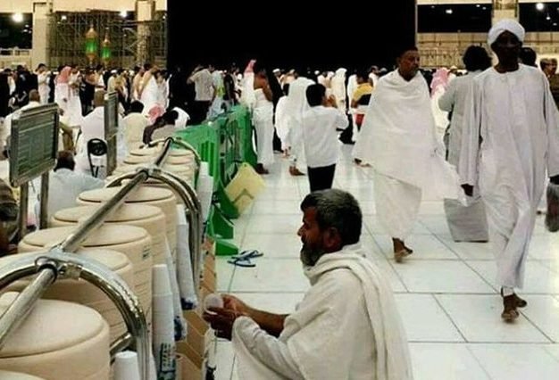 Pilgrims-Drinking-Zam-Zam