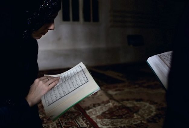 Quran-recitation-woman