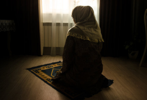 muslim-woman-praying-home-window