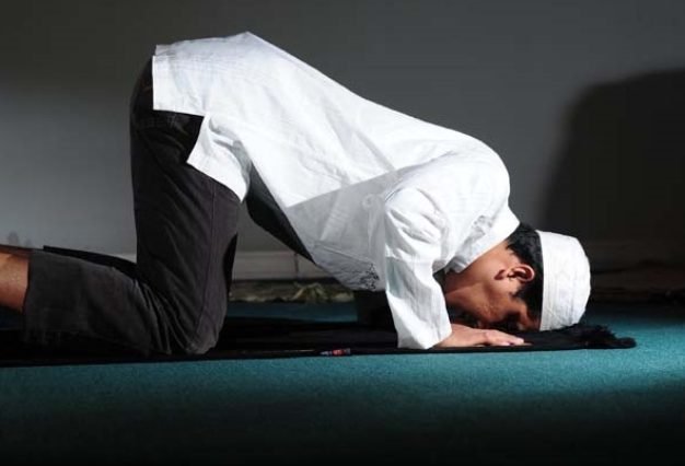 Ilustrasi gerakan sholat ; Ilustrasi sholat : takbir , ruku', sujud, ; Fahmi sholat ; berdoa, tahiyat