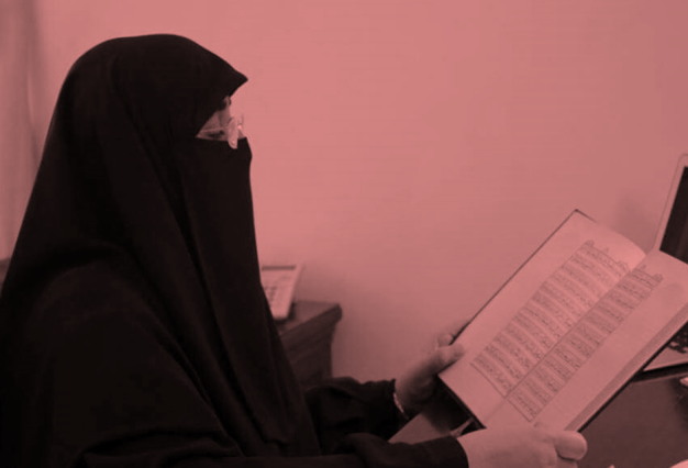 woman-reciting-