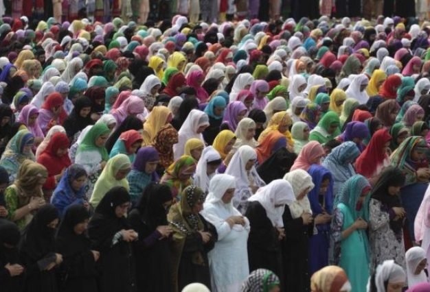 women-wearing-islamic-clothes-praying